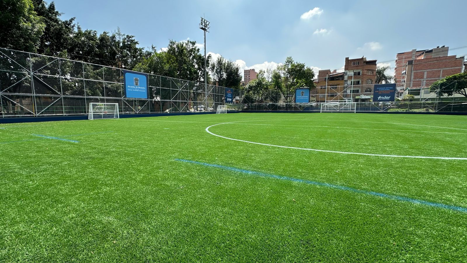 ¡Qué tapete pa' hacer deporte! Así quedó la renovada cancha de La Floresta