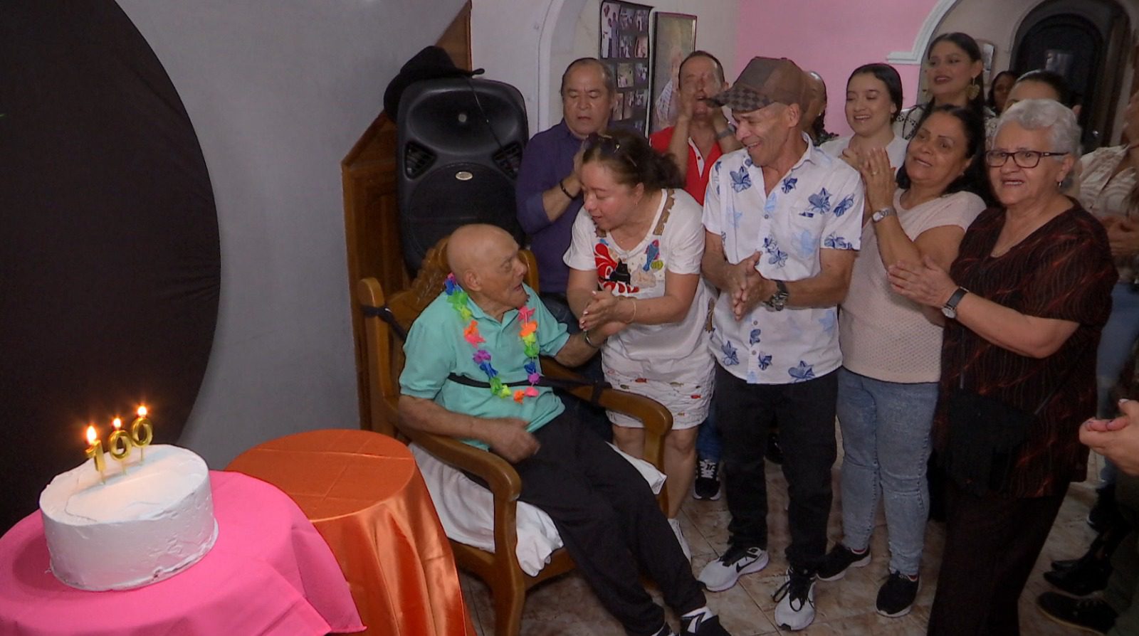 Abuelo cumplió 100 años: hijos, nietos, bisnietos y amigos lo acompañaron