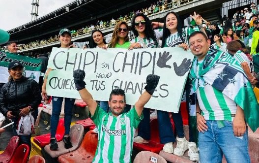 ‘Chipi Chipi’ Castillo regaló sus guantes a hinchas de Nacional en Bogotá