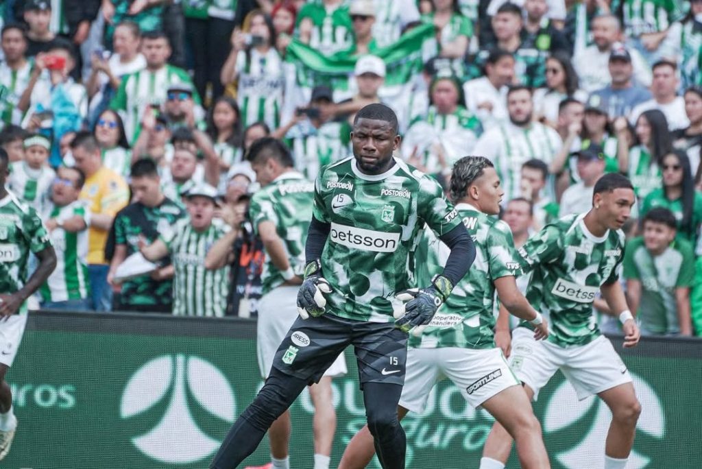 ‘Chipi Chipi’ Castillo regaló sus guantes a hinchas de Nacional en Bogotá