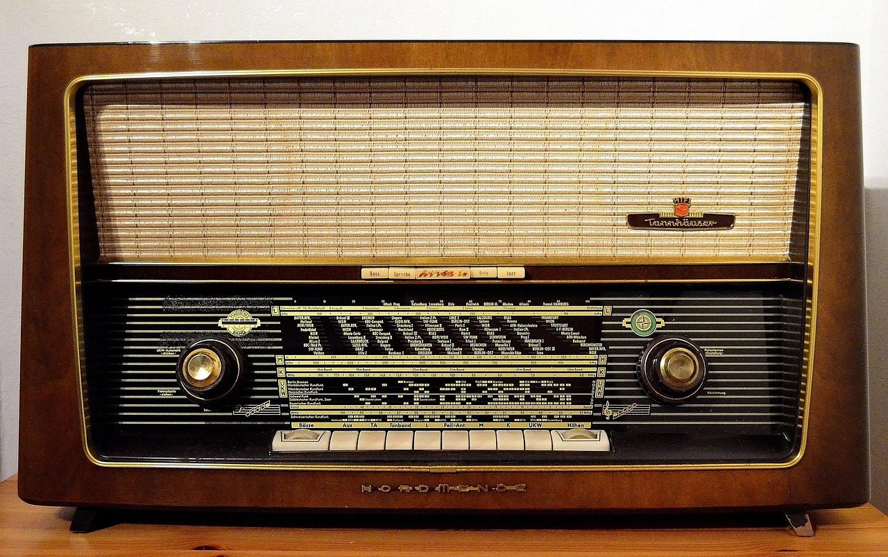 La radio, el medio del sonido, la magia y las historias, celebra su día mundial