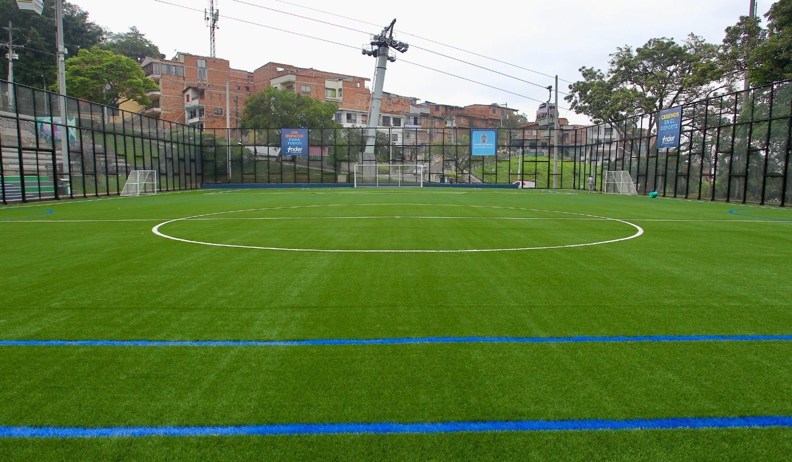 Como nueva: Alcaldía de Medellín remodeló cancha sintética en el Doce de Octubre