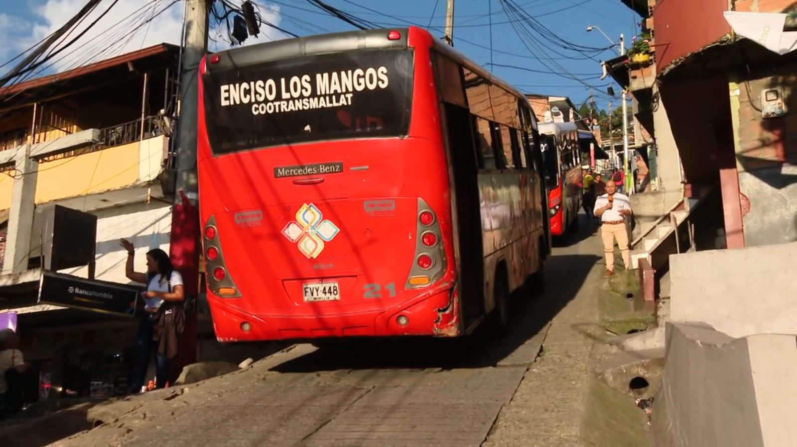 La loma 'quiebra patas' del barrio 13 de Noviembre pone a prueba a conductores