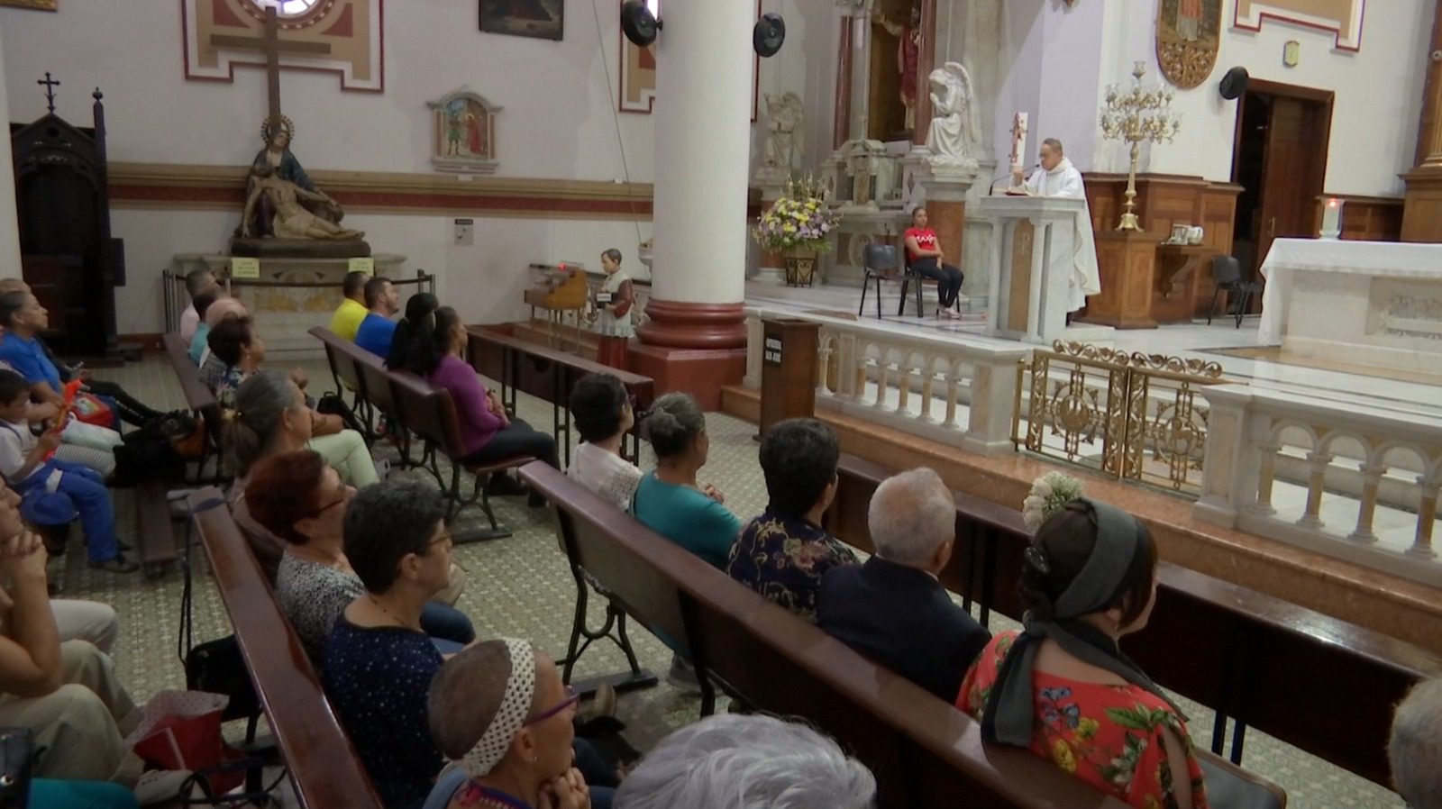 Feligreses en Medellín confían en la recuperación del papa Francisco