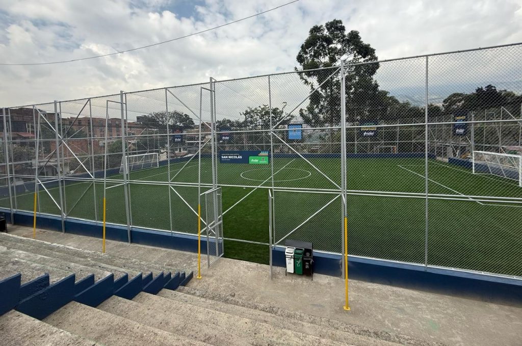 De lujo: cancha de fútbol de Aranjuez ya está lista para el disfrute de la comunidad