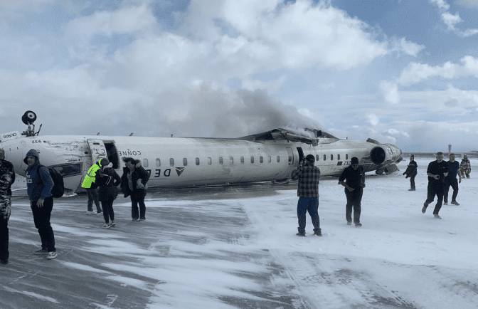 Avión se estrelló y acabó volcado en aeropuerto de Toronto