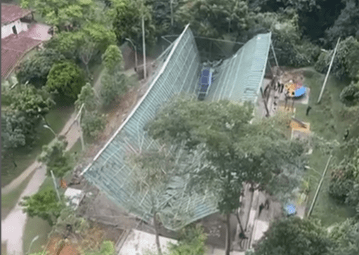 Susto en Envigado por desplome de techo de escenario deportivo