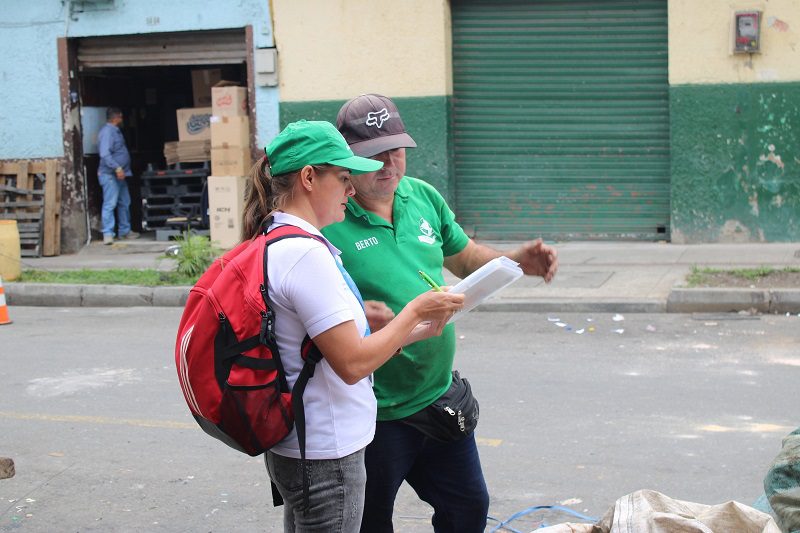 Estos guardianes recuperan puntos críticos de residuos en Medellín