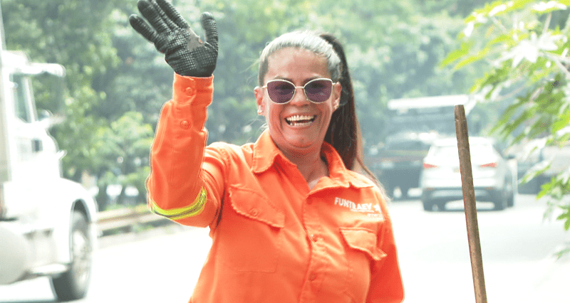 Mujer que estuvo en las calles cuatro años se resocializó y ahora es escobita  