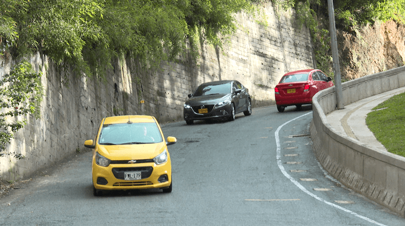 Así es subir la loma en Sabaneta donde los carros patinan cuando llueve