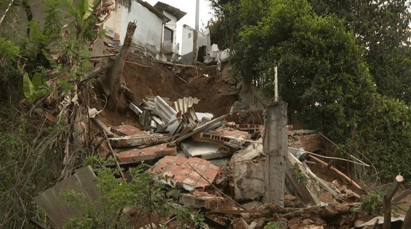 Una vía y varias viviendas afectadas dejó un movimiento en masa en Bello