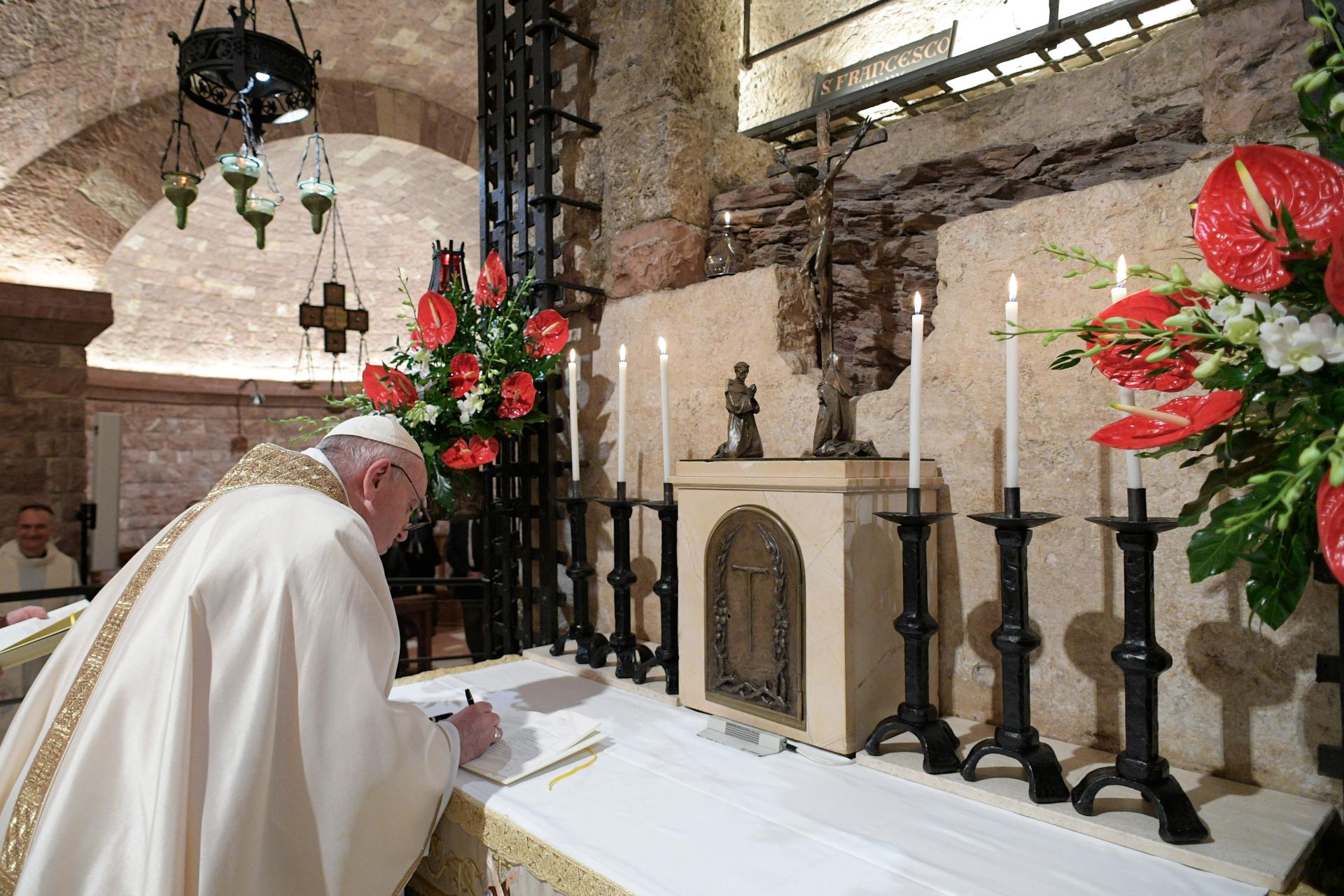 Nuevo parte médico del papa Francisco: hay una leve mejoría