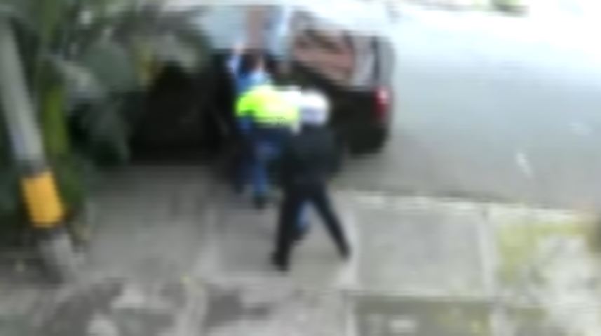 [Video] Hombres disfrazados de policías intentaron secuestrar a una pareja en Medellín