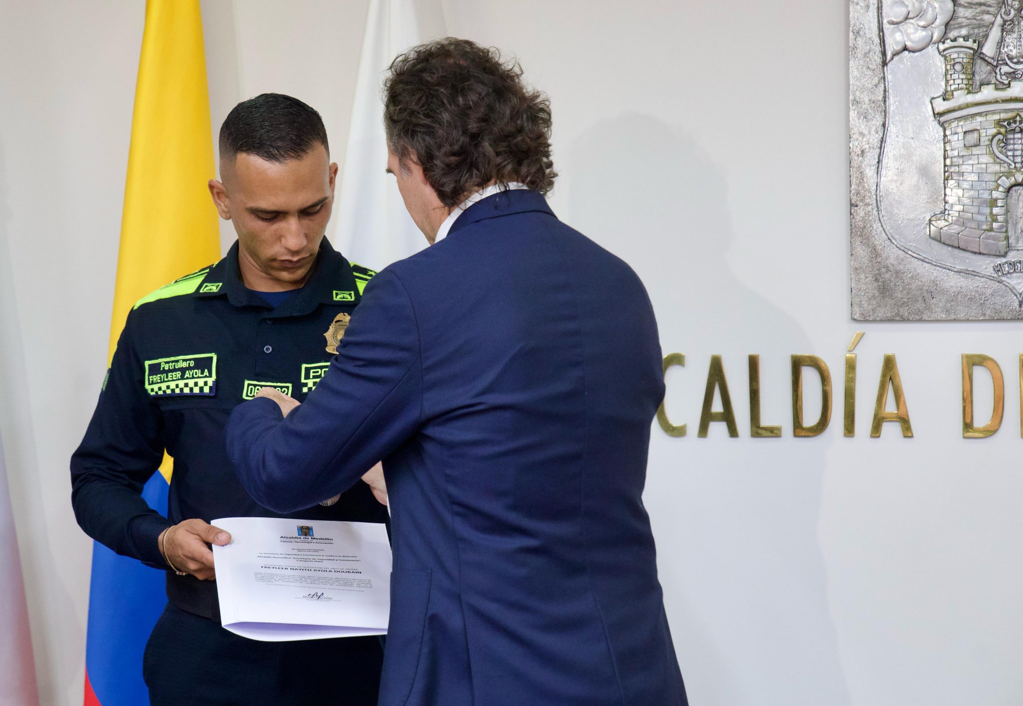 Homenajean a policías de Medellín por su valentía en atención a un parto y evitar un hurto