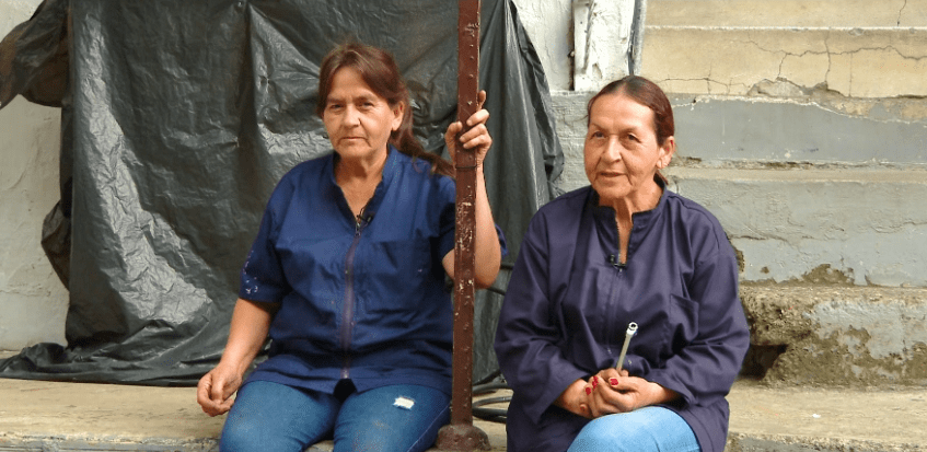 Lucy y Cecilia, las hermanas que llevan cerca de 50 años siendo montallantas en El Poblado