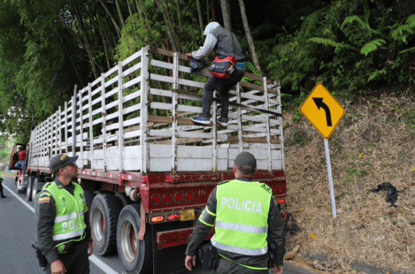 Polizón que viajaba encima de tractomula resultó herido en la autopista Medellín Bogotá