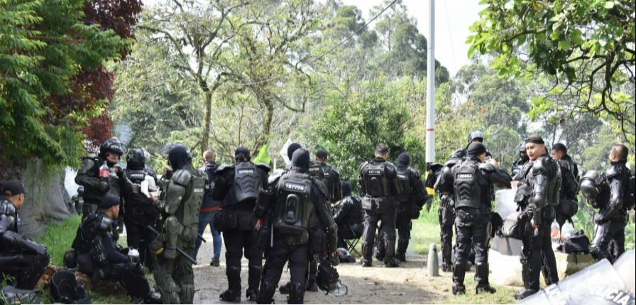 Proceso de demolición de construcción ilegal terminó en asonada contra la Policía en Itagüí
