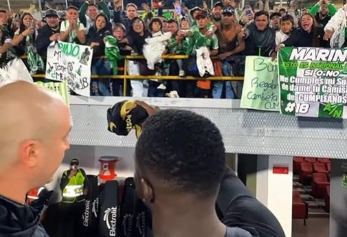 Marino Hinestroza le regaló su camiseta a pequeño hincha en Bogotá