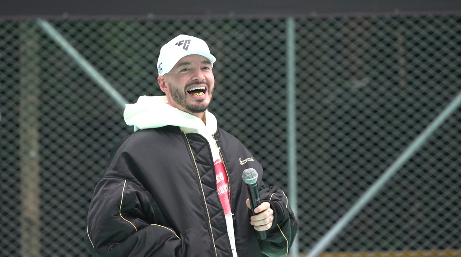 J Balvin tendría nuevo concierto en Medellín: esto dijo en su visita a Manrique