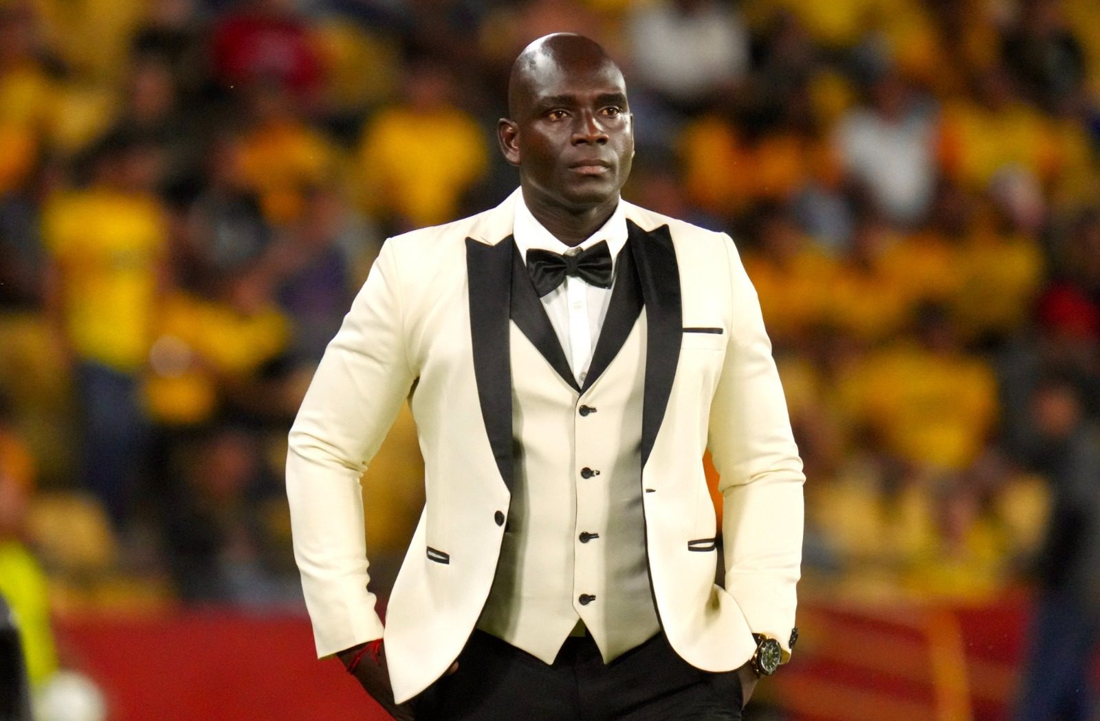 Técnico ecuatoriano sorprendió con elegante traje en la Copa Libertadores