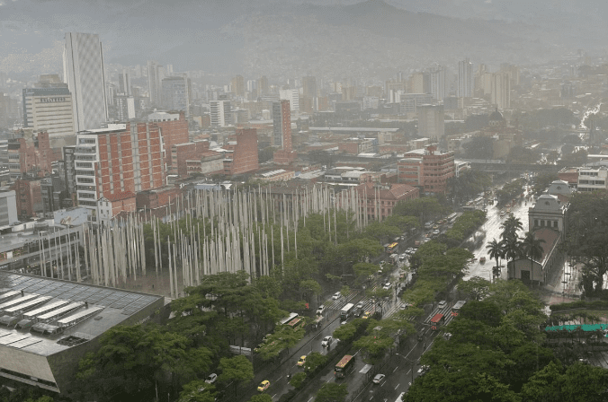 Reportan fuerte aguacero con granizo en Medellín