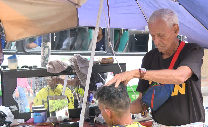 Conozca al viejito barbero de Prado Centro, que aún a los 91 años ejerce este oficio