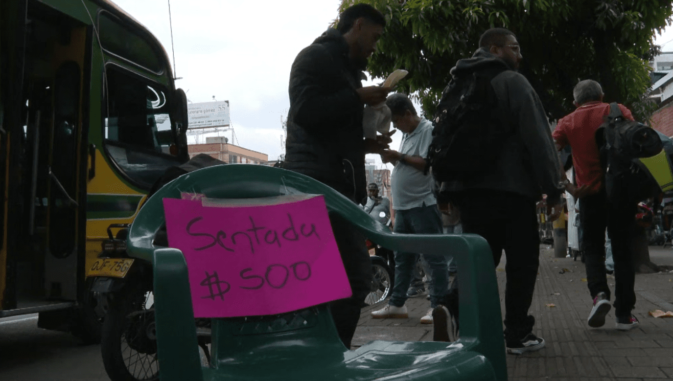 En este sector de Medellín cobran 500 pesos por sentarse a esperar el bus