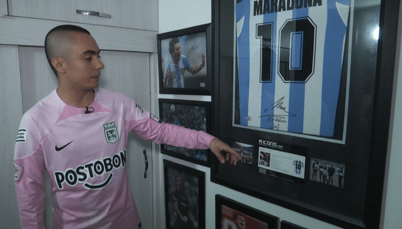 La increíble colección de camisetas y otros artículos de un amante al fútbol