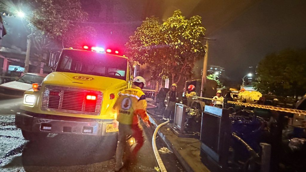 Una persona muerta deja el incendio en una bodega de madera en el centro de Medellín