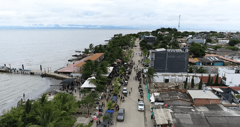 A Necoclí están llegando deportados de Panamá en barcos de carga