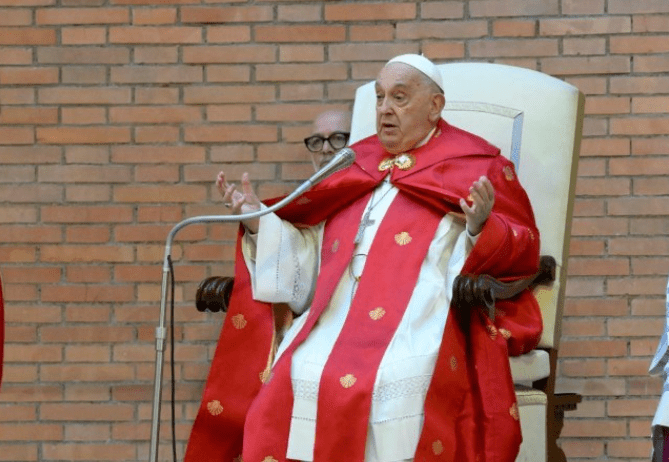 Revelan primera foto del papa Francisco desde su hospitalización