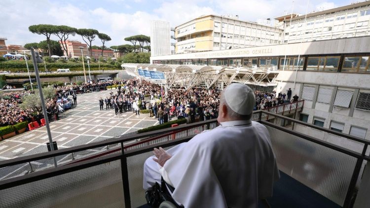 Médico del papa Francisco reveló cuál fue el peor momento de su enfermedad: “Tuvimos que elegir”