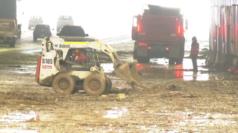 Caos en la movilidad por el cierre de varias vías que amanecieron cubiertas de lodo y escombros