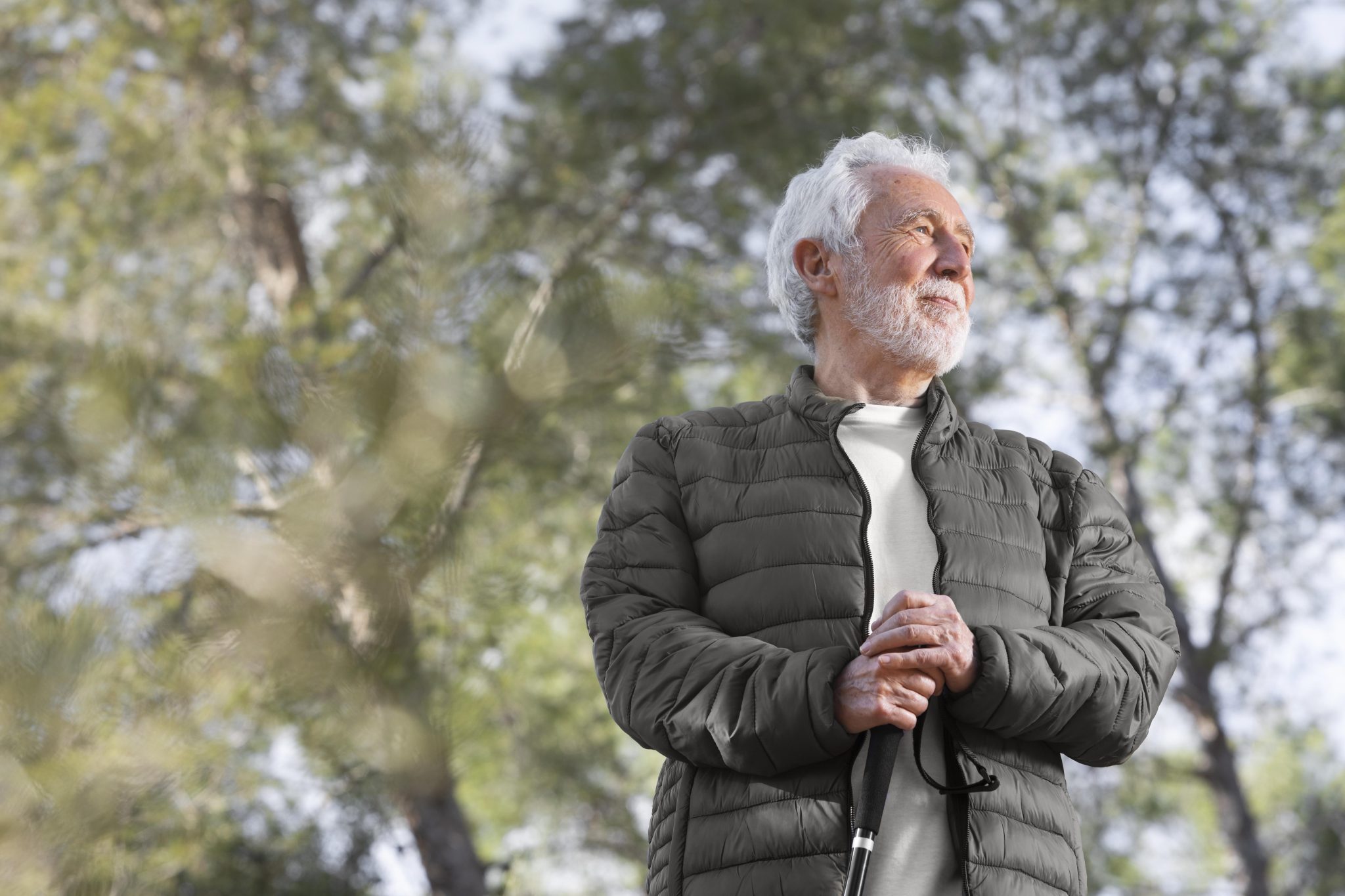 El “olor a viejo” sí existe y se debe a estos factores específicos