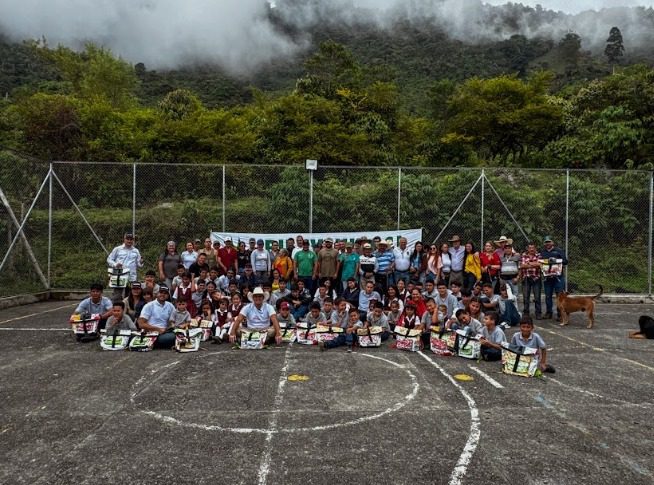 Más de 100 niños en Antioquia reciben morrales escolares hechas con reciclaje