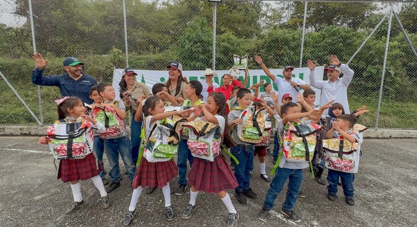 Más de 100 niños en Antioquia reciben morrales escolares hechos con reciclaje