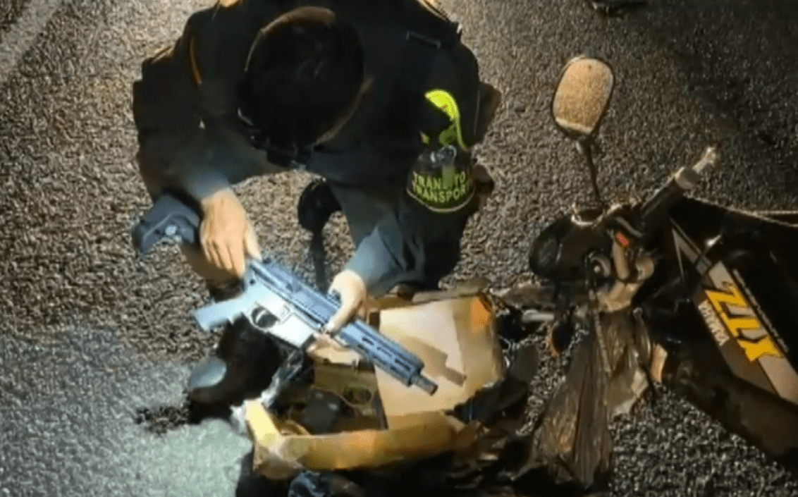 Un hombre que se accidentó portaba dos fusiles calibre 5.56 en su motocicleta