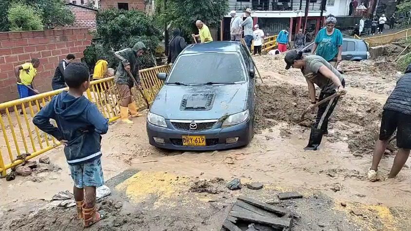 Grave emergencia en Altavista por desbordamiento de quebrada: reportan 2 desaparecidos