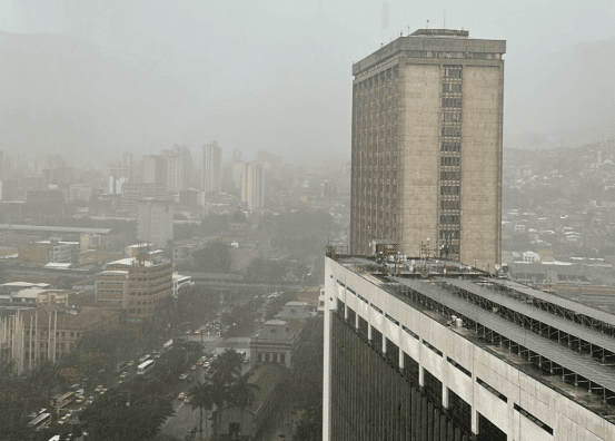 Reportan vías inundadas en Medellín y árboles caídos tras fuerte aguacero