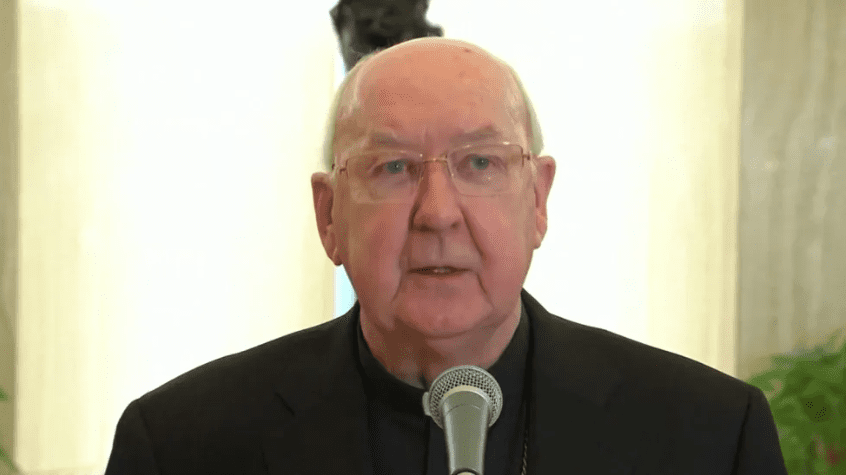 ¿Quién es el camarlengo Kevin Farrell y cuál es su papel tras la muerte del papa?