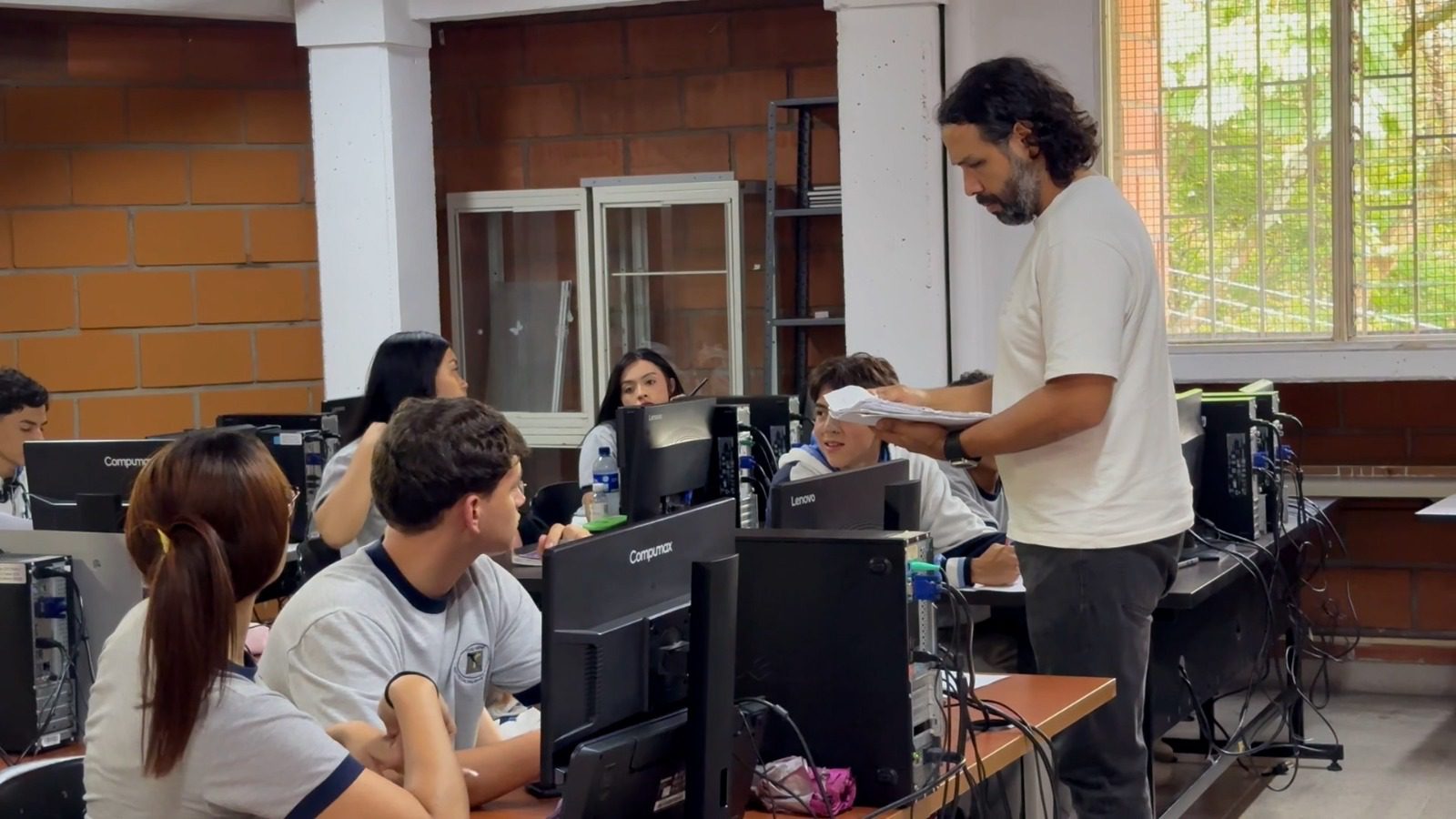 Jóvenes a lo Bien: 82 estudiantes del Doce de Octubre se forman y acceden a oportunidades laborales en Medellín
