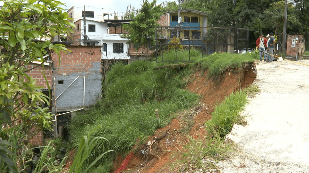 Comunidad de un barrio en San Antonio de Prado en alerta por deslizamiento de tierra