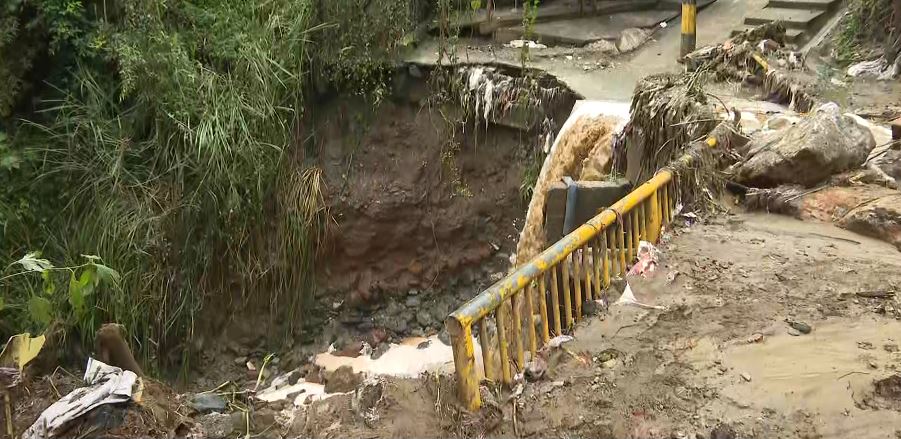 Lluvias afectaron puente para entrar a una escuela en Enciso y deja 800 estudiantes afectados