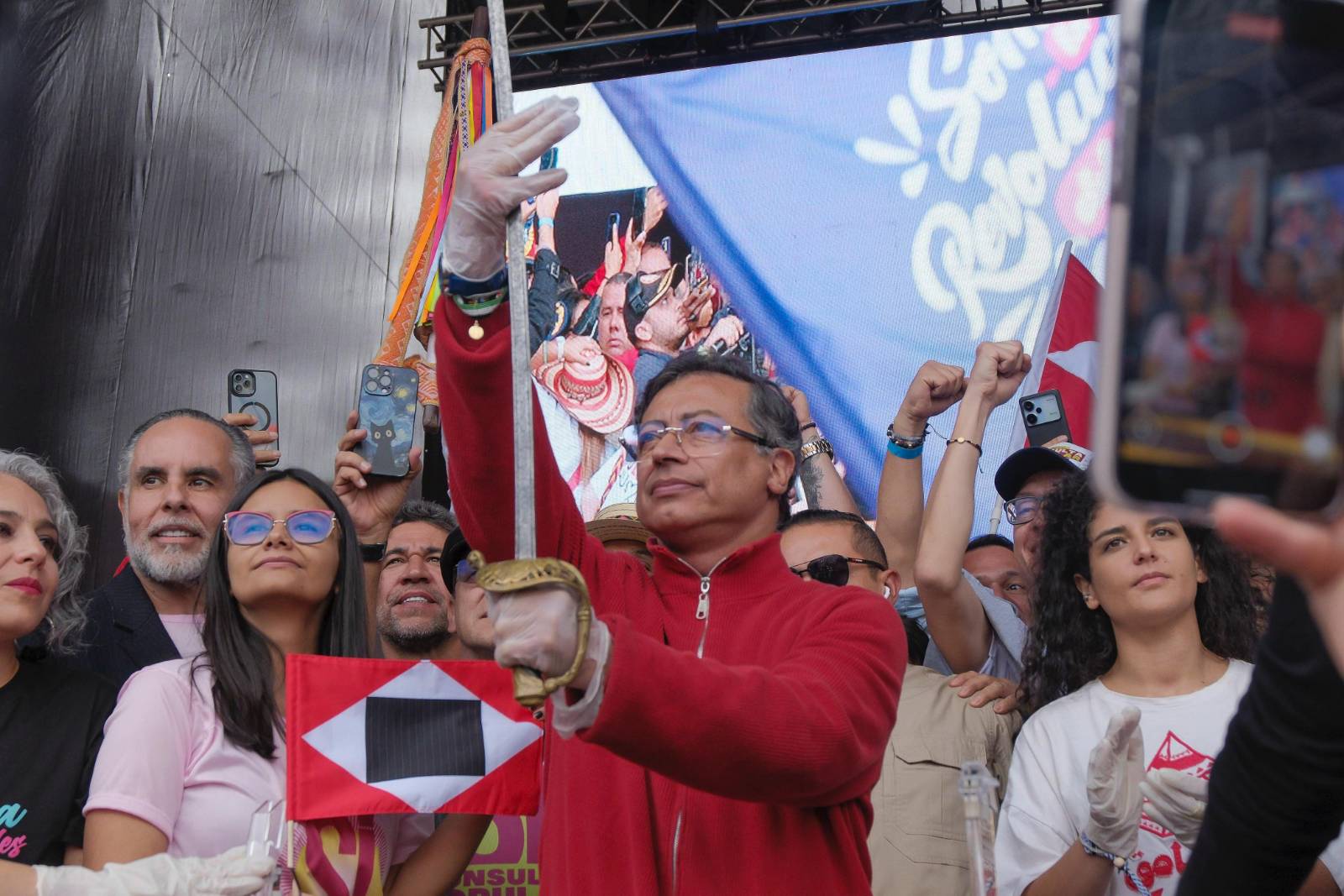 Comparan a Petro con Chávez luego de este gesto con la espada de Bolívar 