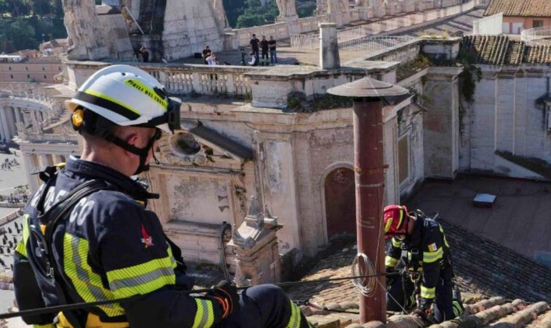Fue instalada en la Capilla Sixtina la chimenea que anunciará al nuevo papa