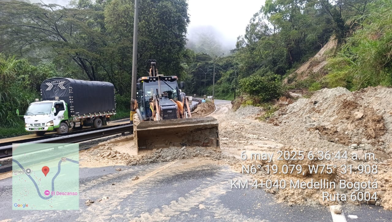 Continúa el paso restringido en la autopista Medellín - Bogotá por caída de material