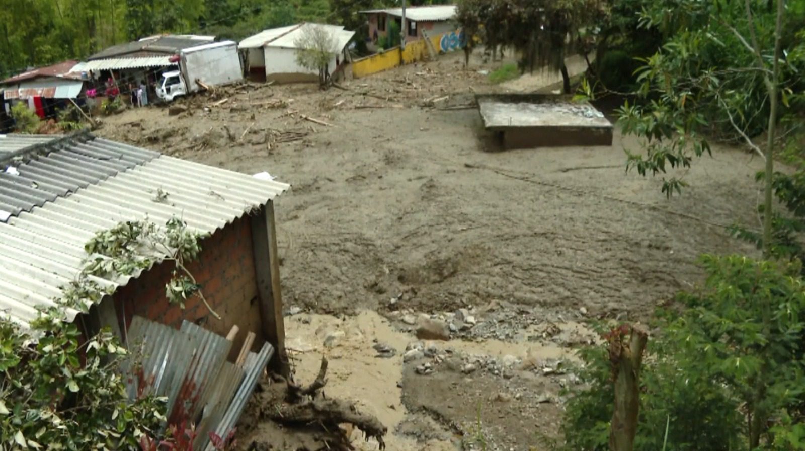 Creciente súbita de quebrada Chachafruto causó emergencia en zona rural de Bello