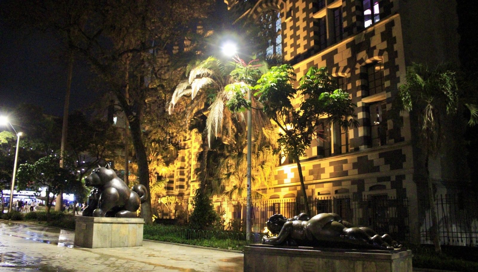 Vuelve a brillar: así quedó la Plaza Botero con su nueva iluminación