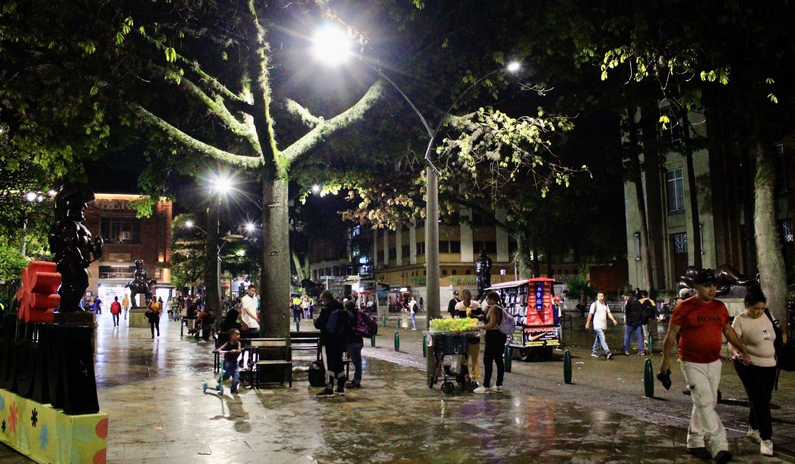 Vuelve a brillar: así quedó la Plaza Botero con su nueva iluminación