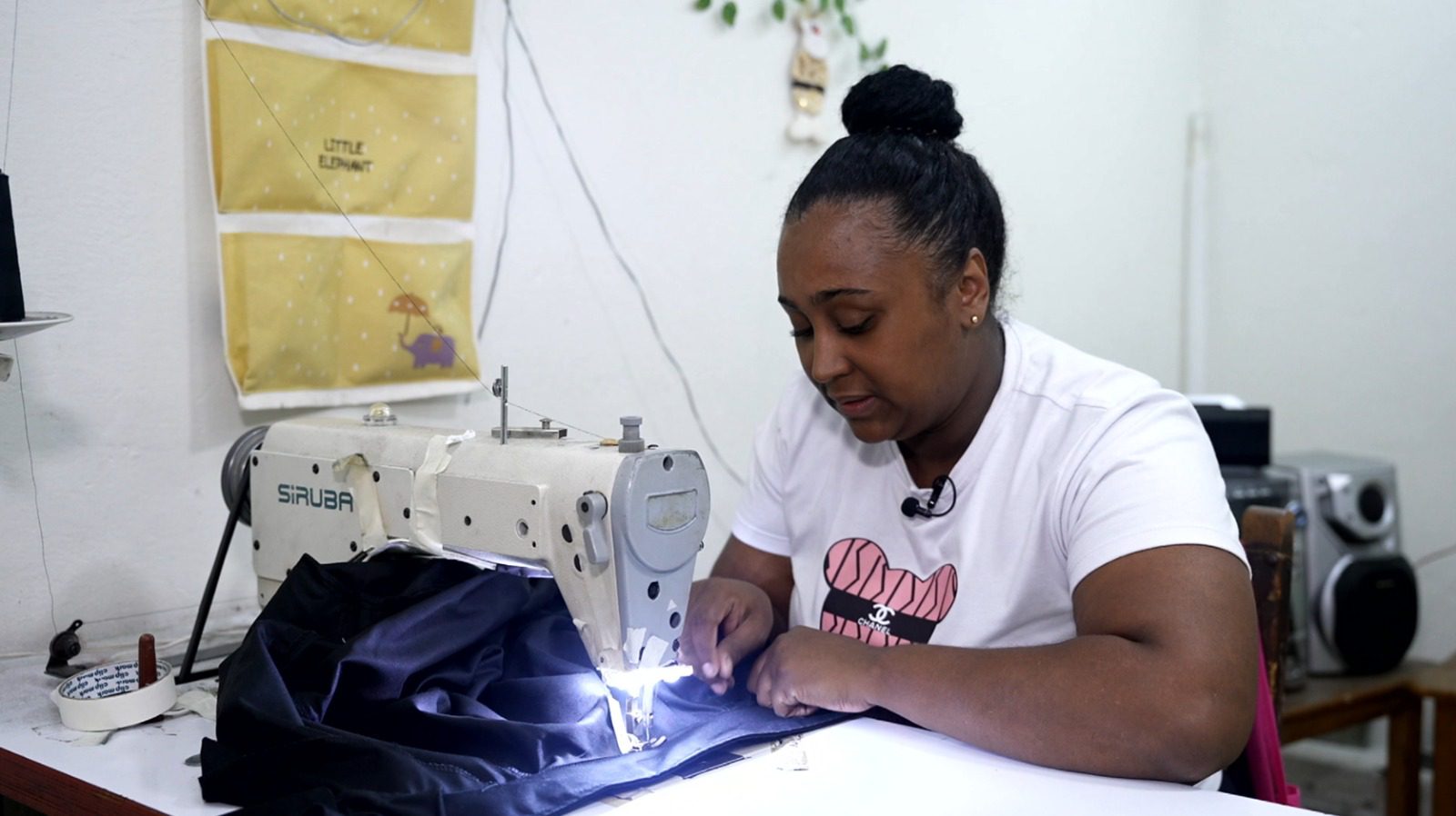 Madres cabeza de familia salen adelante gracias a taller textil en Castilla
